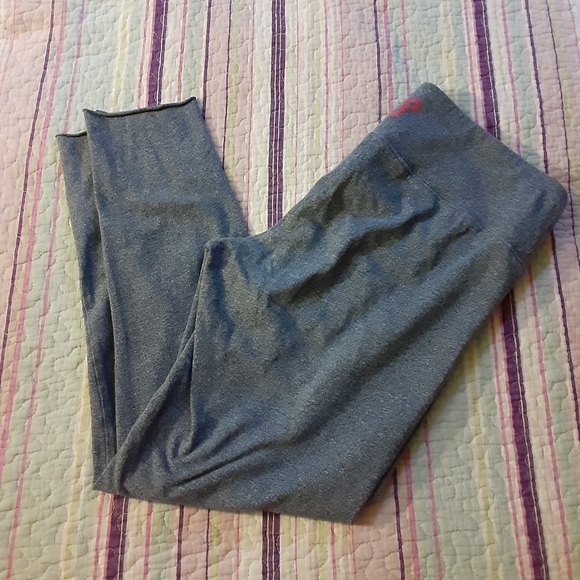 Size S gray crop TNA workout yoga leg and capris - Picture 9 of 17